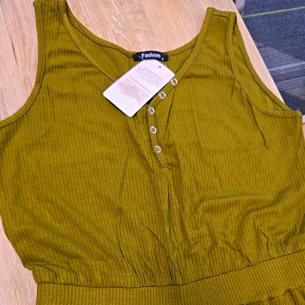 Ladies pants romper, size small, beautiful olive green, also has pockets.
